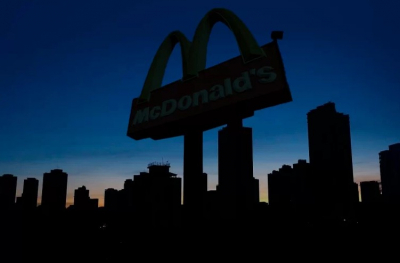 McDonald’s apaga as fachadas dos restaurantes em apoio à Hora do Planeta