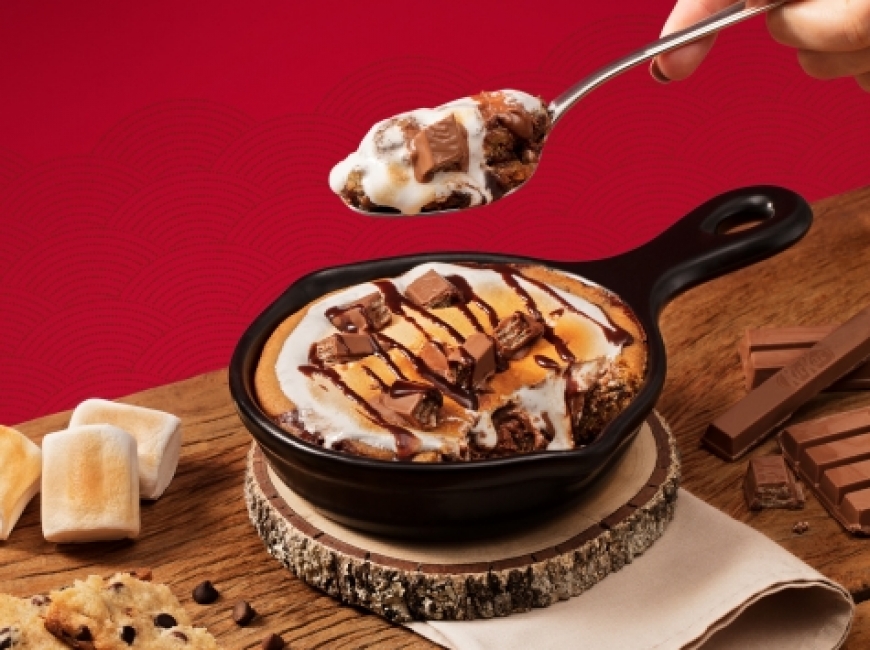 Outback anuncia feat com KitKat para o lançamento de S’mores: combinação de cookie com marshmallow derretido e chocolate