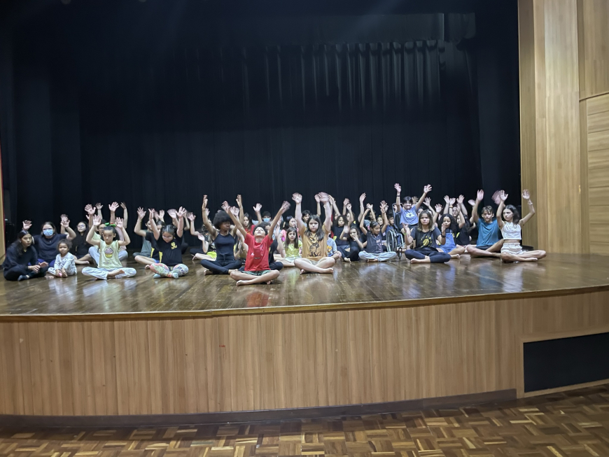 Alunos do curso livre de teatro do Cena Onze levam ao Cine Teatro Cuiabá o espetáculo Era Uma Vez