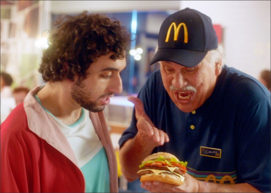 Ninguém melhor que Marcio Canuto para anunciar o exagerado Giga Tasty do McDonald’s